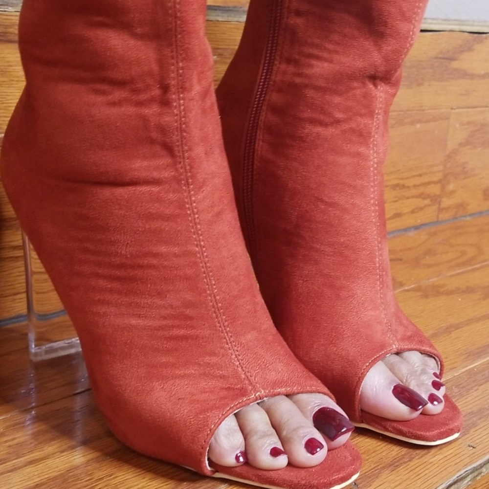 🔥🔥 Open Toe Rust Lucite Booties - Picture 5 of 8